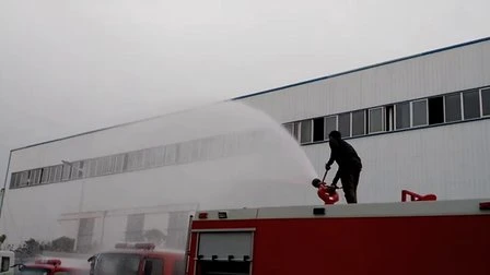 Camion de lutte contre l'incendie du moteur de pompiers 4X2 de mousse de l'eau de délivrance de Sinotruk HOWO